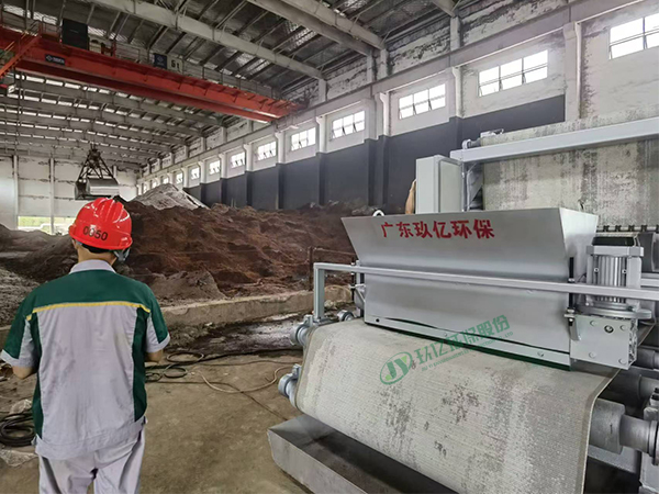 安徽酒糟壓榨脫水機(jī)運行現(xiàn)場